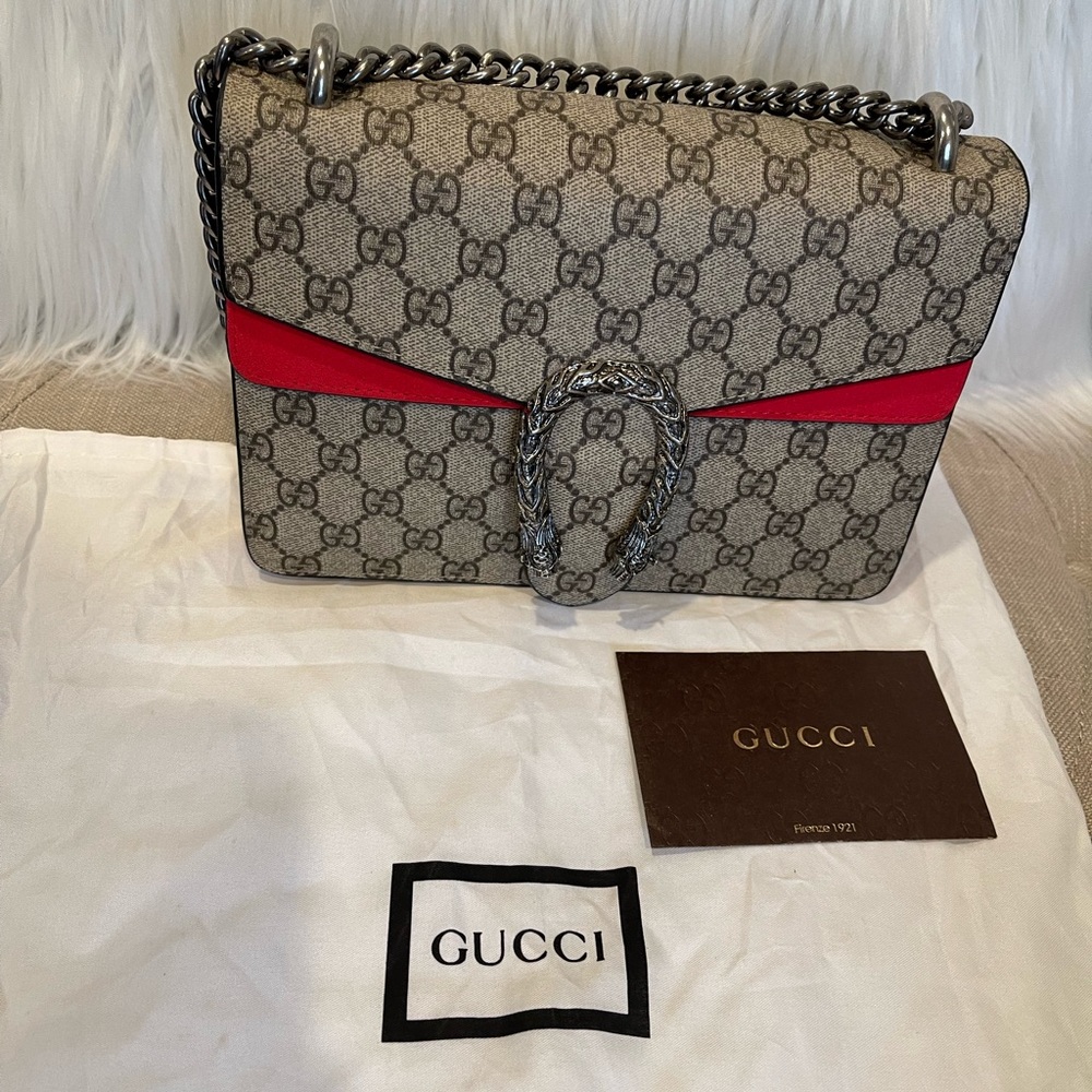 Practically new ! 9x5x 1 . It’s beautiful and worn once for 2 hours .